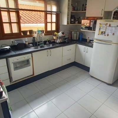 Casa Residencial com 243m², 4 quartos, 1 suíte, 2 garagens, no bairro Córrego Grande em Florianópolis