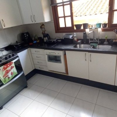 Casa Residencial com 243m², 4 quartos, 1 suíte, 2 garagens, no bairro Córrego Grande em Florianópolis