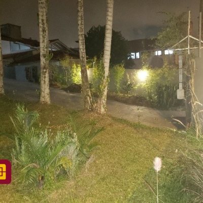 Casa Residencial com 243m², 4 quartos, 1 suíte, 2 garagens, no bairro Córrego Grande em Florianópolis