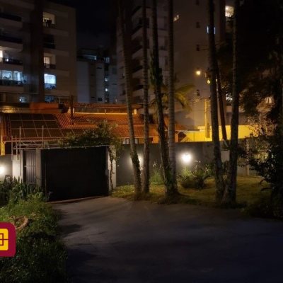 Casa Residencial com 243m², 4 quartos, 1 suíte, 2 garagens, no bairro Córrego Grande em Florianópolis