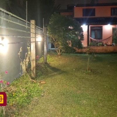 Casa Residencial com 243m², 4 quartos, 1 suíte, 2 garagens, no bairro Córrego Grande em Florianópolis