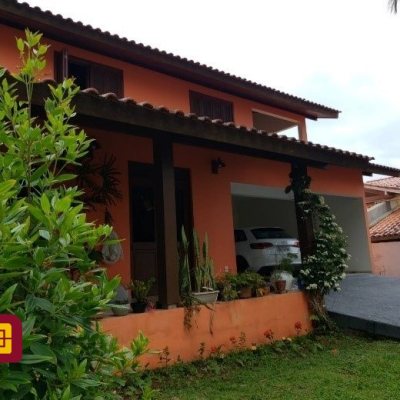 Casa Residencial com 243m², 4 quartos, 1 suíte, 2 garagens, no bairro Córrego Grande em Florianópolis