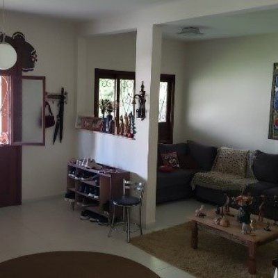 Casa Residencial com 243m², 4 quartos, 1 suíte, 2 garagens, no bairro Córrego Grande em Florianópolis