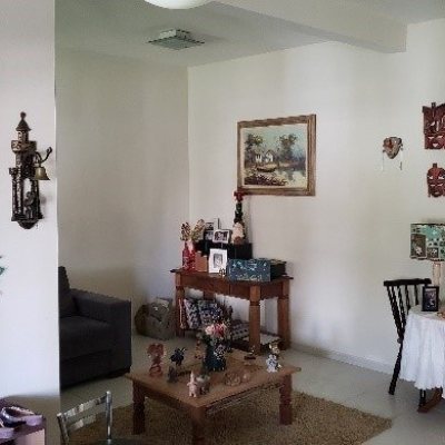 Casa Residencial com 243m², 4 quartos, 1 suíte, 2 garagens, no bairro Córrego Grande em Florianópolis