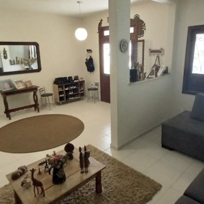 Casa Residencial com 243m², 4 quartos, 1 suíte, 2 garagens, no bairro Córrego Grande em Florianópolis