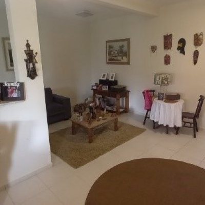 Casa Residencial com 243m², 4 quartos, 1 suíte, 2 garagens, no bairro Córrego Grande em Florianópolis