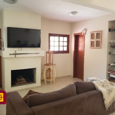 Casa Residencial com 243m², 4 quartos, 1 suíte, 2 garagens, no bairro Córrego Grande em Florianópolis