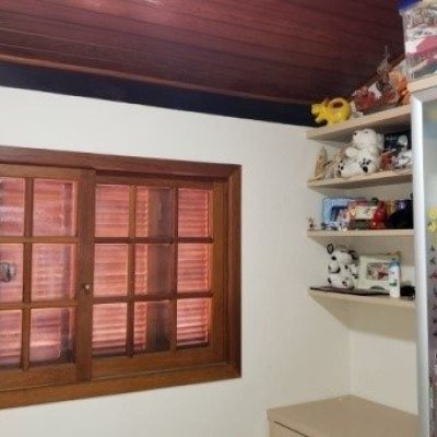 Casa Residencial com 243m², 4 quartos, 1 suíte, 2 garagens, no bairro Córrego Grande em Florianópolis