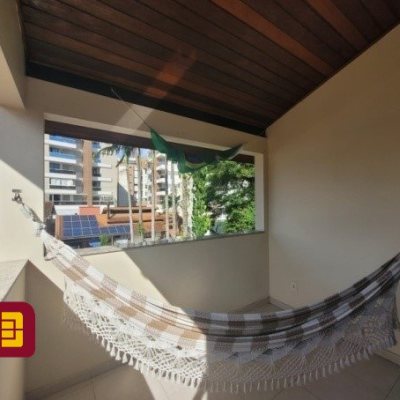 Casa Residencial com 243m², 4 quartos, 1 suíte, 2 garagens, no bairro Córrego Grande em Florianópolis