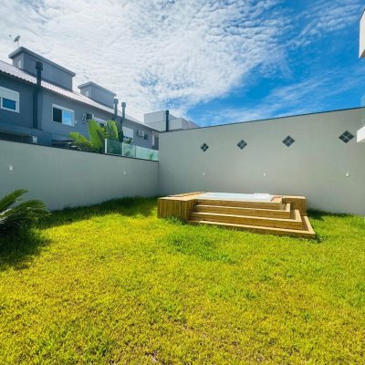 Casa Residencial com 210m², 3 quartos, 3 suítes, 4 garagens, no bairro Campeche em Florianópolis