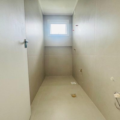 Casa Residencial com 210m², 3 quartos, 3 suítes, 4 garagens, no bairro Campeche em Florianópolis