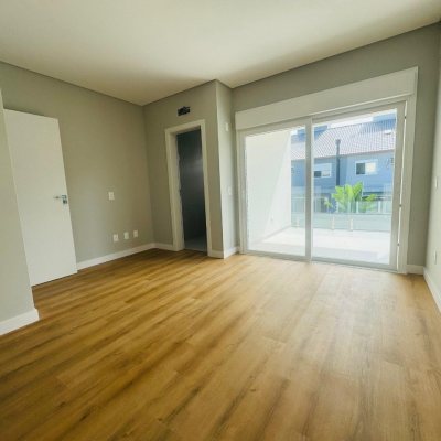 Casa Residencial com 210m², 3 quartos, 3 suítes, 4 garagens, no bairro Campeche em Florianópolis