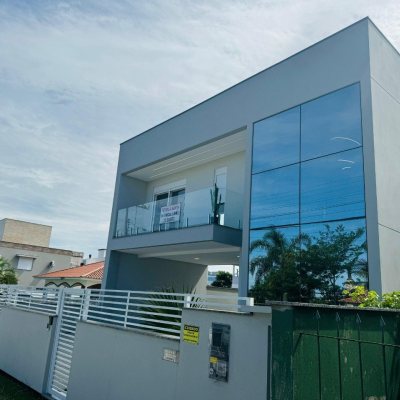 Casa Residencial com 210m², 3 quartos, 3 suítes, 4 garagens, no bairro Campeche em Florianópolis