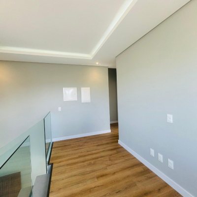 Casa Residencial com 210m², 3 quartos, 3 suítes, 4 garagens, no bairro Campeche em Florianópolis