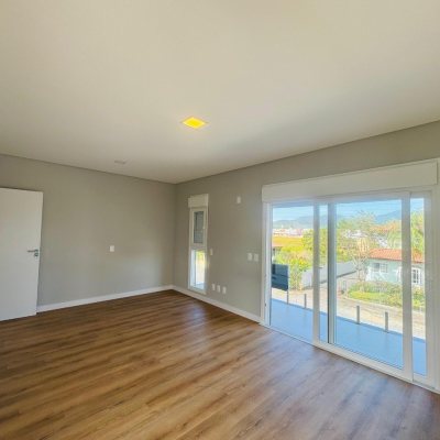 Casa Residencial com 210m², 3 quartos, 3 suítes, 4 garagens, no bairro Campeche em Florianópolis