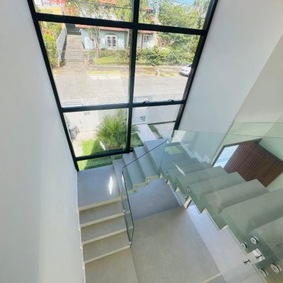 Casa Residencial com 210m², 3 quartos, 3 suítes, 4 garagens, no bairro Campeche em Florianópolis