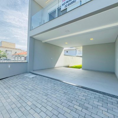 Casa Residencial com 210m², 3 quartos, 3 suítes, 4 garagens, no bairro Campeche em Florianópolis