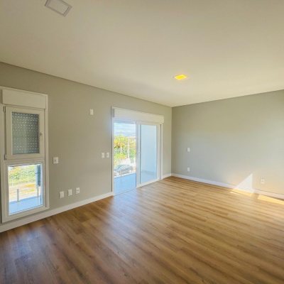 Casa Residencial com 210m², 3 quartos, 3 suítes, 4 garagens, no bairro Campeche em Florianópolis