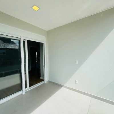 Casa Residencial com 210m², 3 quartos, 3 suítes, 4 garagens, no bairro Campeche em Florianópolis