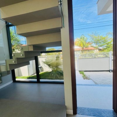 Casa Residencial com 210m², 3 quartos, 3 suítes, 4 garagens, no bairro Campeche em Florianópolis