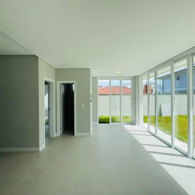 Casa Residencial com 210m², 3 quartos, 3 suítes, 4 garagens, no bairro Campeche em Florianópolis