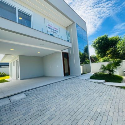 Casa Residencial com 210m², 3 quartos, 3 suítes, 4 garagens, no bairro Campeche em Florianópolis
