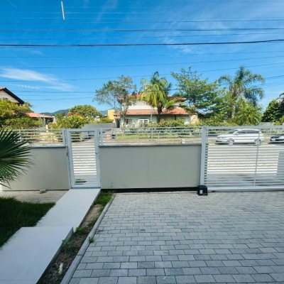 Casa Residencial com 210m², 3 quartos, 3 suítes, 4 garagens, no bairro Campeche em Florianópolis