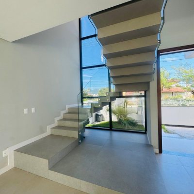 Casa Residencial com 210m², 3 quartos, 3 suítes, 4 garagens, no bairro Campeche em Florianópolis