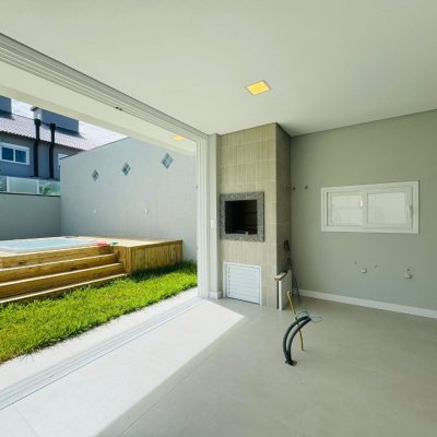 Casa Residencial com 210m², 3 quartos, 3 suítes, 4 garagens, no bairro Campeche em Florianópolis