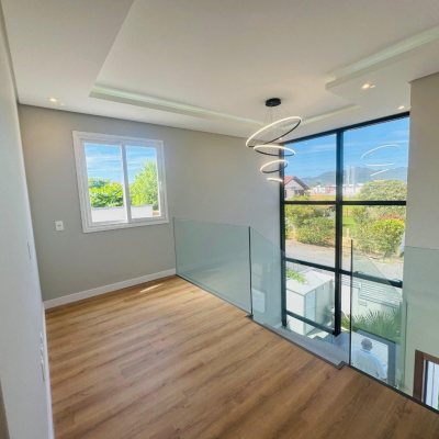 Casa Residencial com 210m², 3 quartos, 3 suítes, 4 garagens, no bairro Campeche em Florianópolis