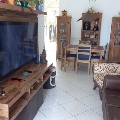Casa Residencial com 136m², 3 quartos (sendo 1 suíte), 2 garagens, no bairro Campeche em Florianópolis