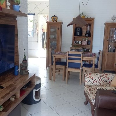 Casa Residencial com 136m², 3 quartos (sendo 1 suíte), 2 garagens, no bairro Campeche em Florianópolis