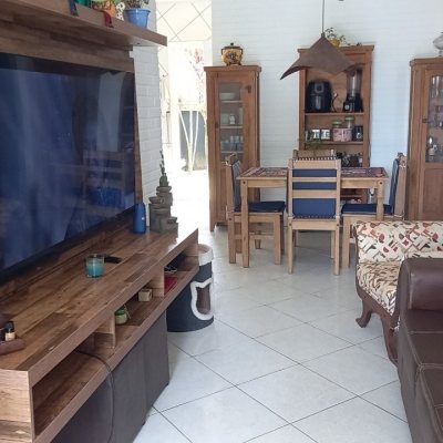 Casa Residencial com 136m², 3 quartos (sendo 1 suíte), 2 garagens, no bairro Campeche em Florianópolis