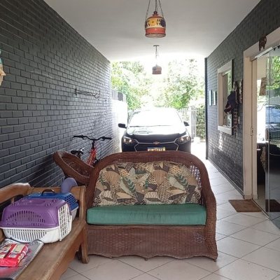 Casa Residencial com 136m², 3 quartos (sendo 1 suíte), 2 garagens, no bairro Campeche em Florianópolis