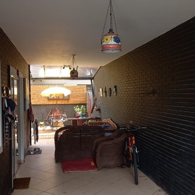 Casa Residencial com 136m², 3 quartos (sendo 1 suíte), 2 garagens, no bairro Campeche em Florianópolis