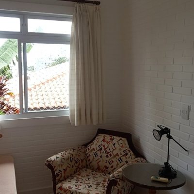 Casa Residencial com 136m², 3 quartos (sendo 1 suíte), 2 garagens, no bairro Campeche em Florianópolis
