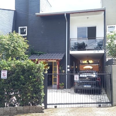 Casa Residencial com 136m², 3 quartos (sendo 1 suíte), 2 garagens, no bairro Campeche em Florianópolis