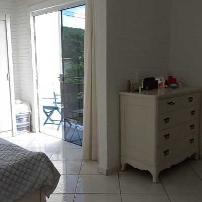 Casa Residencial com 136m², 3 quartos (sendo 1 suíte), 2 garagens, no bairro Campeche em Florianópolis