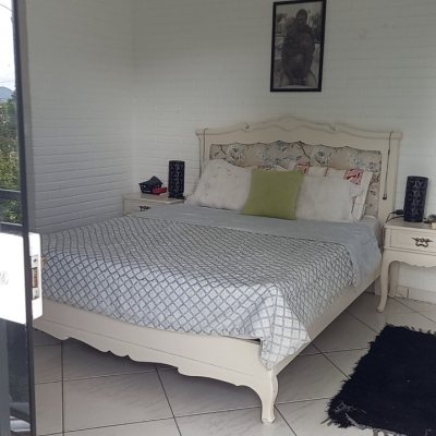 Casa Residencial com 136m², 3 quartos (sendo 1 suíte), 2 garagens, no bairro Campeche em Florianópolis