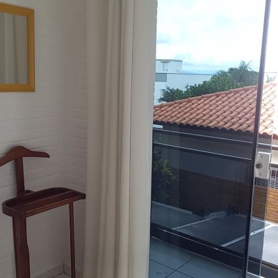 Casa Residencial com 136m², 3 quartos (sendo 1 suíte), 2 garagens, no bairro Campeche em Florianópolis