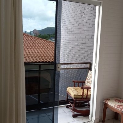 Casa Residencial com 136m², 3 quartos (sendo 1 suíte), 2 garagens, no bairro Campeche em Florianópolis
