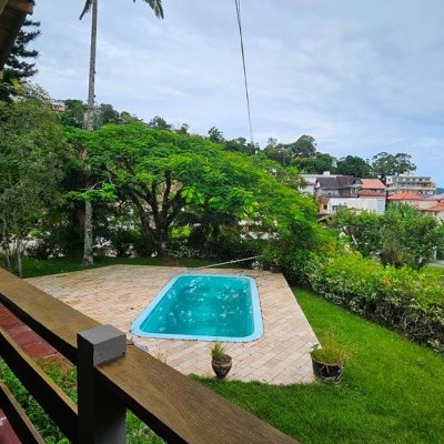 Casa em Condomínio com 190m², 4 quartos (sendo 1 suíte), 4 garagens, no bairro Carvoeira em Florianópolis