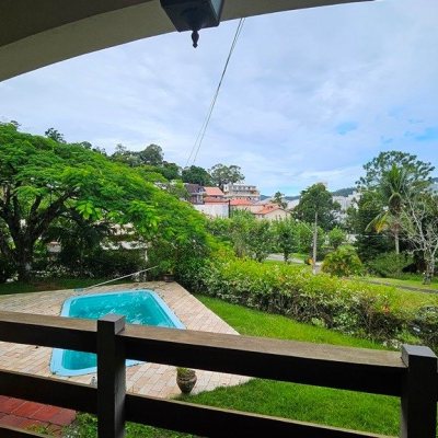 Casa em Condomínio com 190m², 4 quartos (sendo 1 suíte), 4 garagens, no bairro Carvoeira em Florianópolis