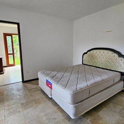 Casa em Condomínio com 190m², 4 quartos (sendo 1 suíte), 4 garagens, no bairro Carvoeira em Florianópolis