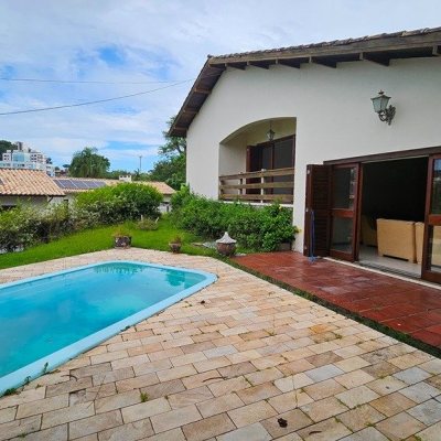 Casa em Condomínio com 190m², 4 quartos (sendo 1 suíte), 4 garagens, no bairro Carvoeira em Florianópolis