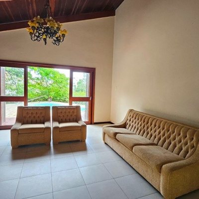 Casa em Condomínio com 190m², 4 quartos (sendo 1 suíte), 4 garagens, no bairro Carvoeira em Florianópolis