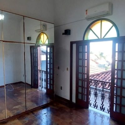 Casa Residencial/Comercial com 300m², 4 garagens, no bairro Jardim Atlântico em Florianópolis