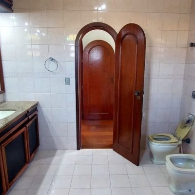 Casa Residencial/Comercial com 300m², 4 garagens, no bairro Jardim Atlântico em Florianópolis