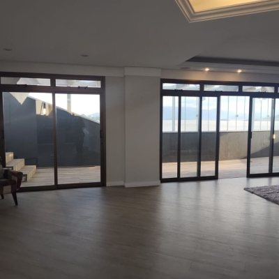Cobertura com 396m², 3 quartos, 1 suíte, 2 garagens, no bairro Bom Abrigo em Florianópolis