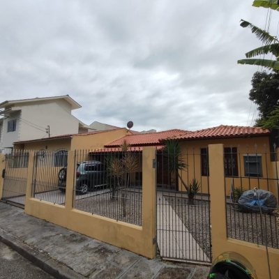 Casa Residencial com 150m², 4 quartos, 1 suíte, 1 garagem, no bairro Balneário em Florianópolis